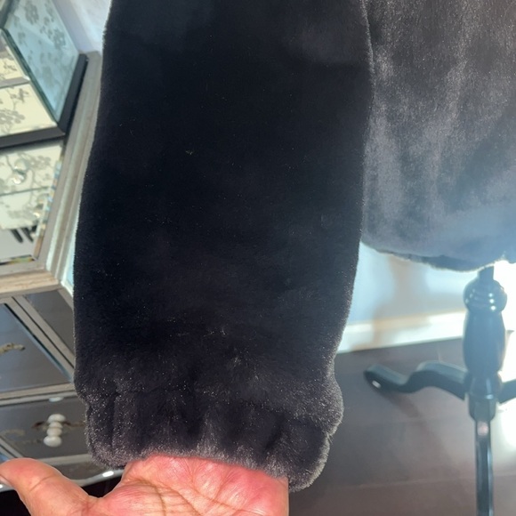 Hollister Faux Fur Plush Zip Up Jacket Medium. - Picture 3 of 7